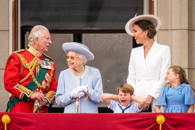 Entouré d'une partie de la famille royale dont la reine, le prince Louis  s'affiche au balcon du Palais de Buckingham en faisant le pitre, lors des célébration du jubilé de platine d'Elisabeth II, le 2 juin 2022.