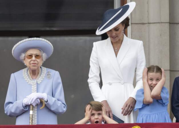 Le prince Louis, ici entouré de la reine Elisabeth II et de sa mère Kate Middleton, semble fatigué de toutes ces célébrations du jubilé de platine de la reine, le 2 juin 2022. 