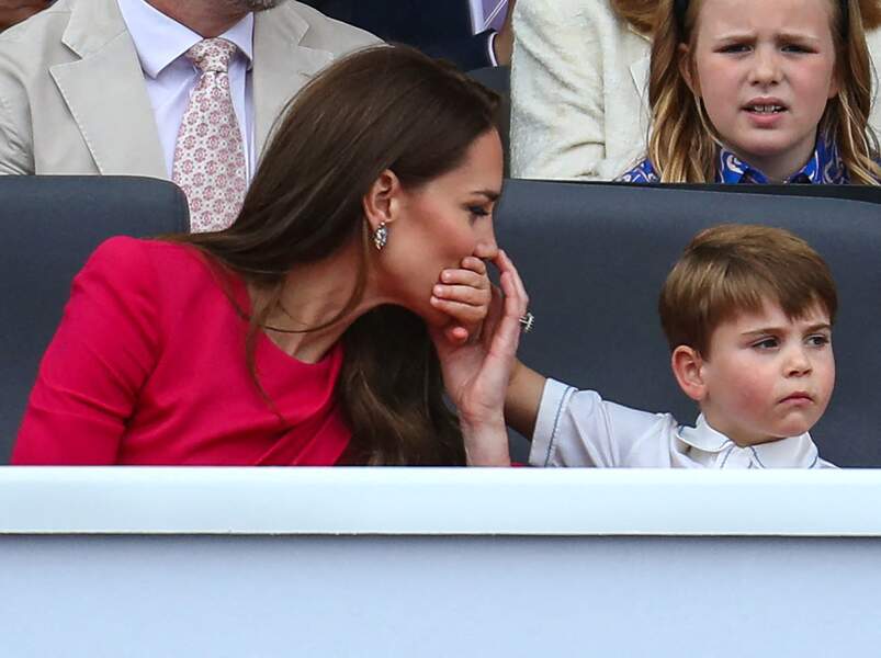 Le prince Louis et sa mère Kate Middleton dans les gradins, lors de la parade de clôture de festivités du jubilé de la reine à Londres ce 5 juin