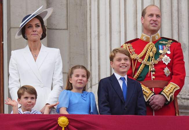 Kate Middleton, le prince William et leurs trois enfants au balcon du palais de Buckingham lors du jubilé de platine de la reine le 2 juin 2022.