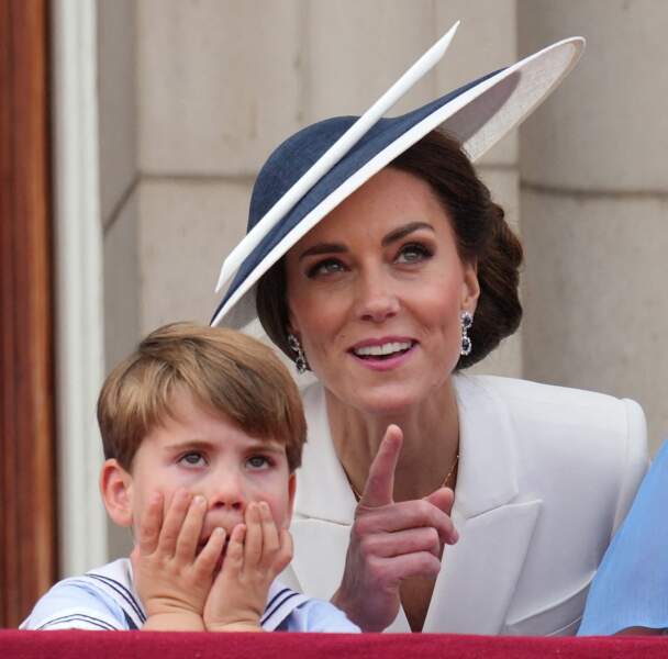 Le prince Louis accompagné de sa mère Kate Middleton au balcon balcon du palais de Buckingham à Londres lors des célébrations du jubilé de platine de la reine le 2 juin 2022.