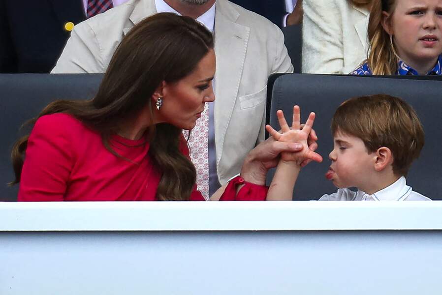 Au sein de la famille royale d'Angleterre, le savoir de la grimace se transmet de mère en fils. Kate Middleton donne le secret de sa plus belle pitrerie à son plus jeune fils, lors de la parade de clôture du jubilé de la reine le 5 juin 2022.
