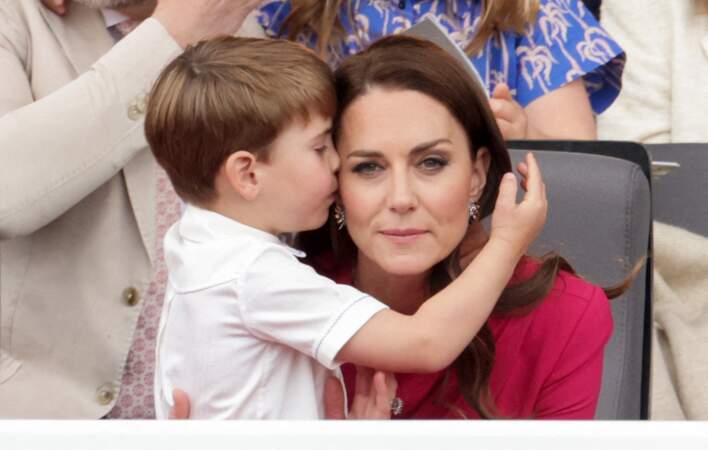 Kate Middleton avec le prince Louis dans les bras au cours de la grande parade clôturant les festivités du jubilé d'Elizabeth II à Londres ce 5 juin