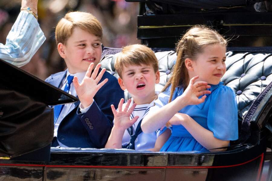 Le prince Louis de Cambridge entouré du prince George de Cambridge et de la princesse Charlotte de Cambridge lors de la parade militaire à l'occasion du jubilé de platine de la reine Elizabeth II à Londres, le 2 juin 2022.