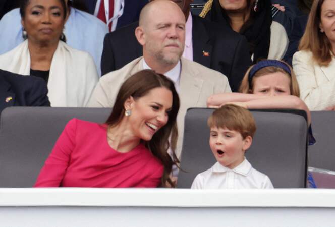 Kate Middleton amuse son fils Louis lors de la parade devant le palais de Buckingham lors du jubilé de la reine d'Angleterre, le 5 juin 2022. 