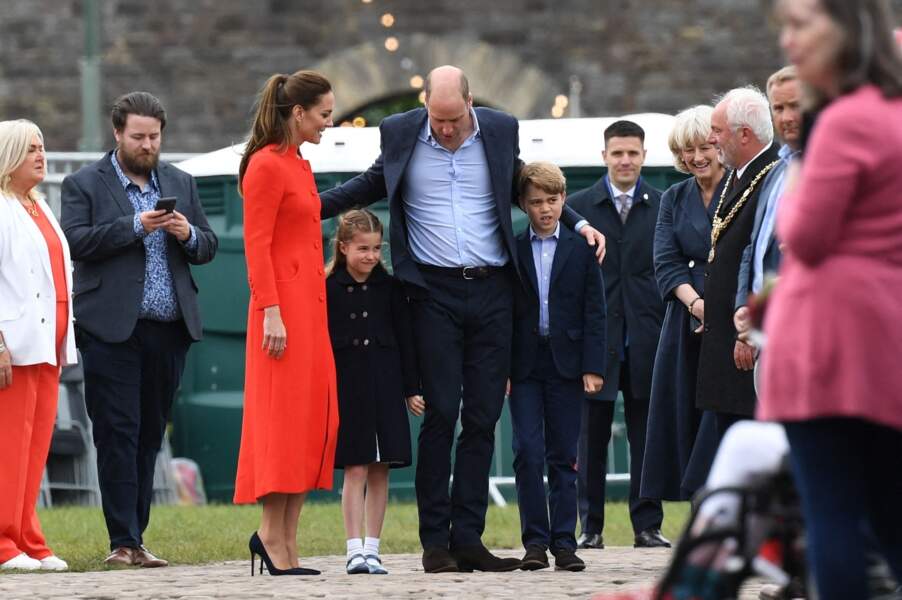 La duchesse est apparue dans un long manteau droit cintré avec une doublure bleu assortie à ses escarpins à Cardiff, ce 4 juin