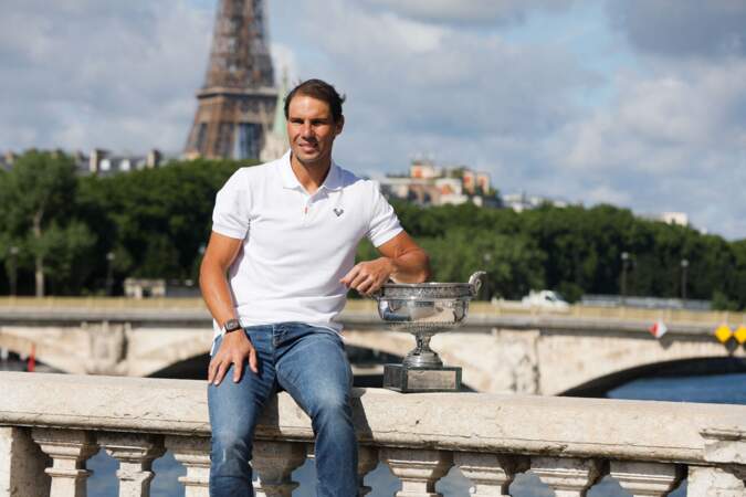 Rafael Nadal accoudé sur la coupe des Mousquetaires, savoure ce lendemain de victoire de Roland-Garros, le 6 juin 2022 à Paris. 
