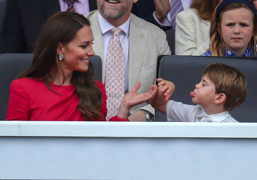 Le prince Louis de Cambridge s'amuse avec sa mère Kate Middleton, duchesse de Cambridge, lors de la parade de clôture du jubilé de la reine, à Londres, le 5 juin 2022.