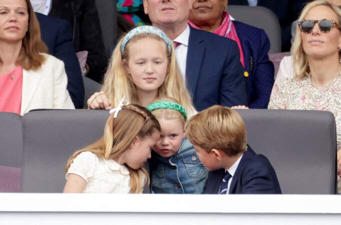 La princesse Charlotte, Lena Tindall, le prince George et Savannah Phillips assis dans les gradins pour assister à la parade de clôture du jubilé de la reine à Londres ce 5 juin. 