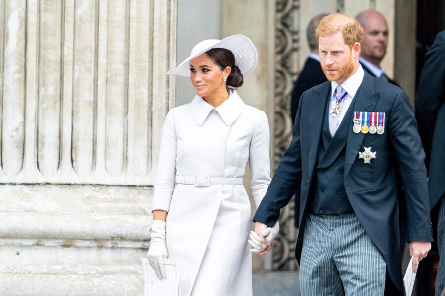 Le prince Harry et son épouse Meghan Markle ont gardé leurs sourires pour faire leur entrée dans la cathédrale Saint-Paul de Londres, le 3 juin 2022, malgré les huées de la foule hostile 