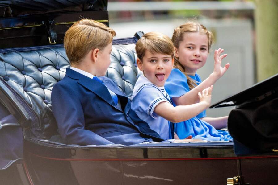 Les princes George et Louis et la princesse Charlotte arrivent en calèche à la parade militaire "Trooping the Colour" pour les 70 ans de règne de leur grand-mère, à Londres