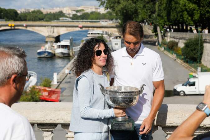 Rafael Nadal et sa femme Xisca Perello lors du traditionnel shooting du vainqueur de Roland-Garros, sur le pont Alexandre III à Paris, le 6 juin 2022. 