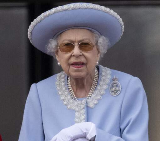 La reine Elizabeth II très élégante dans un ensemble bleu ciel pour saluer la foule depuis le balcon de Buckingham lors de la parade "Trooping the Colour", organisée pour son jubilé de platine à Londres, le 2 juin 2022