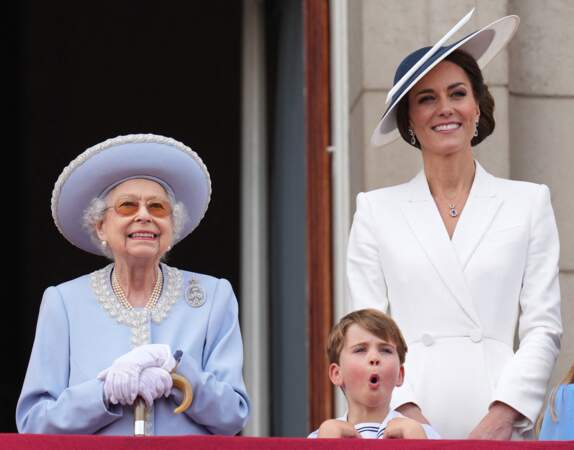 Le prince Louis fait la grimace aux cotés de la reine Elisabeth II d'Angleterre et de sa mère Kate Middleton, au balcon du palais de Buckingham à Londres lors des célébrations du jubilé de platine de la reine le 2 juin 2022.