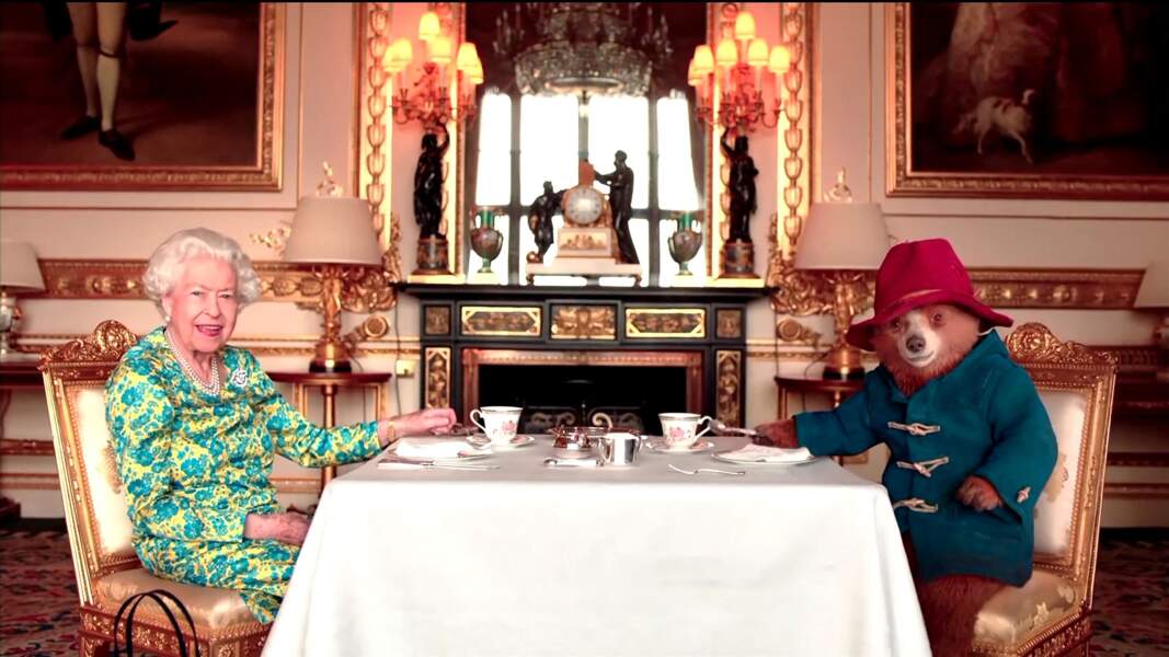 La reine Elizabeth II prend le thé avec l'ours Paddington dans une vidéo diffusée lors du concert de son jubilé de platine, le 4 juin 2022