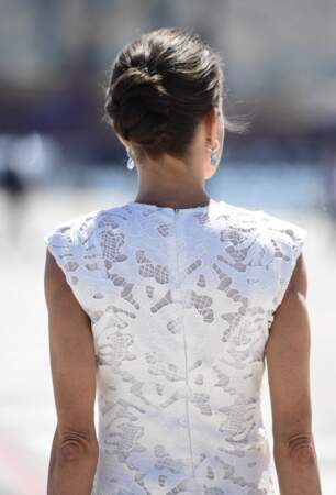 La reine Letizia d'Espagne porte un très beau chignon haut et torsadé à Carthagène, le 7 juin 2022. 