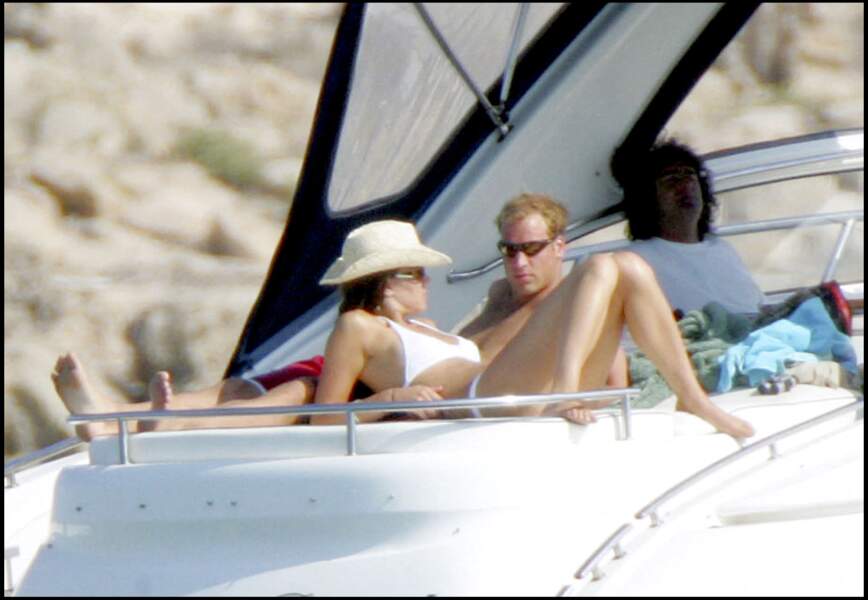 Le prince William torse nu et bronzant au côté de Kate Middleton, à Ibiza, en septembre 2006. Gros coup de chaud !