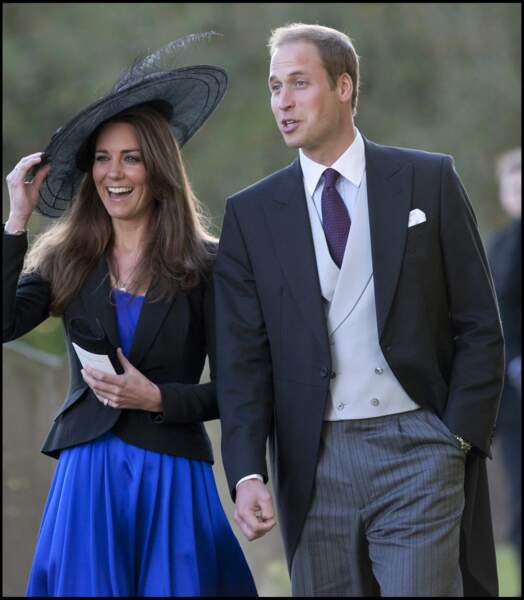 Le prince William, toujours aussi smart et inséparable de Kate Middleton, pour le mariage de leur ami Harry Meade avec Rosemarie Bradford, à Northleach, en octobre 2010.