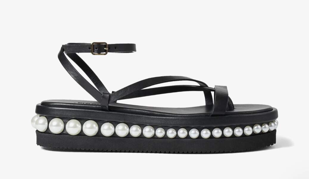Sandales à plateforme en cuir de vachette noir et perles blanches Pine Flat, Jimmy Choo, 595€