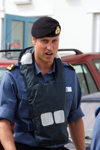 Le prince William, béret sur la tête et manches retroussées, au collège royal naval de Dartmouth, en juin 2008.