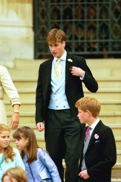 Le prince William au mariage de son oncle Edward et de Sophie Rhys-Jones, en juin 1999. Il n'a pas encore 17 ans, mais déjà belle allure.