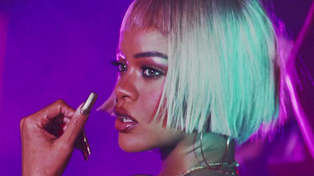 Bouche ultra laqué et sexy en diable pour Rihanna dans une publicité pour sa marque "Savage X Fenty". 