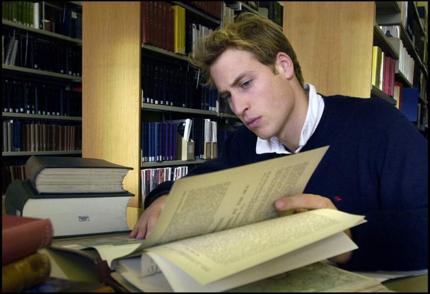 Le prince William potassant ses cours d'histoire à l'université de Saint Andrews, en Ecosse, en novembre 2004.