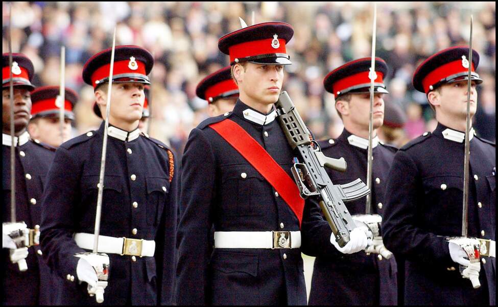 Le prince William, fringant en uniforme, à l'académie royale militaire de Sandhurst, en décembre 2006.