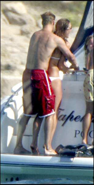Le prince William collé serré à Kate Middleton sur un bateau à Ibiza, en septembre 2006. Appréciez sa musculature !