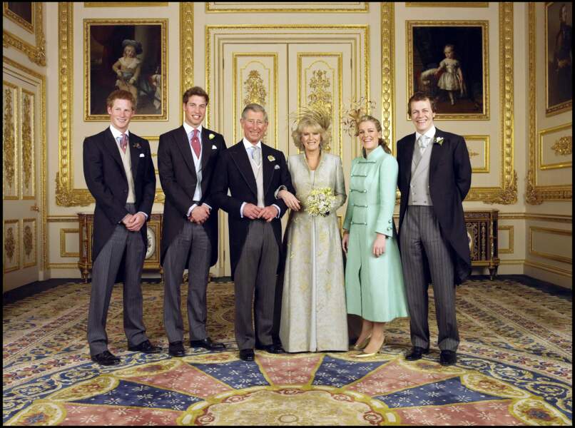 Le prince William, en costumes trois-pièces, pour le mariage de son père Charles avec Camilla à Windsor, en avril 2005. A sa gauche, son frère Harry. A droite de Camilla, les enfants de celle-ci les discrets Laura et Tom Parker Bowles.