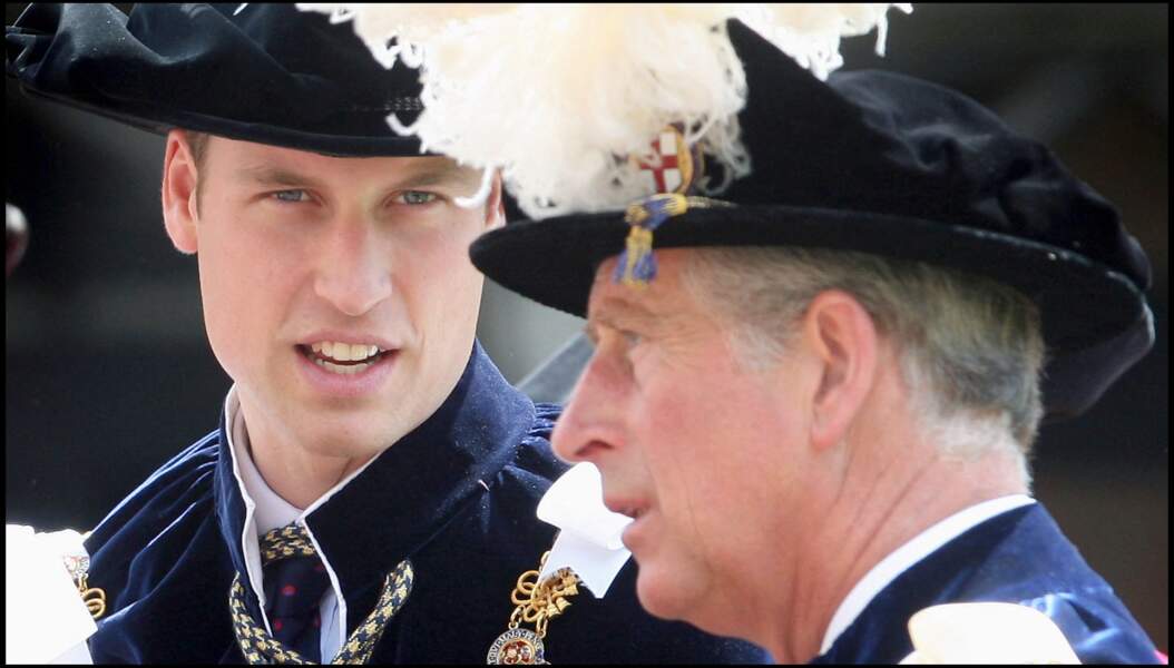 Le prince William dûment chapeauté pour sa nomination en tant que chevalier de l'Ordre de la Jarretière, à Windsor, en juin 2008.