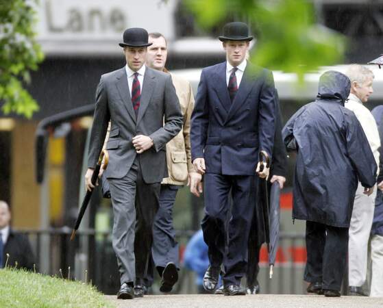Le prince William, très british avec son chapeau melon et son parapluie, au côté de Harry, lors d'une cérémonie militaire à Hyde Park, en mai 2007. Le fils aîné de Charles vient de se séparer de Kate Middleton.