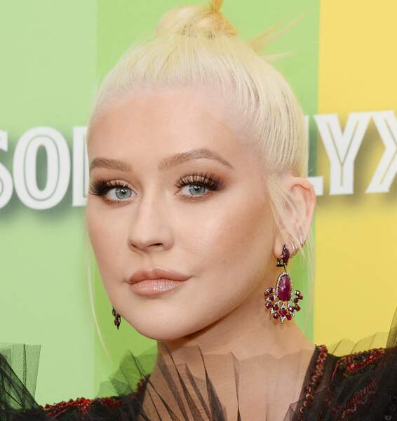 Bouche nude brillante pour Christina Aguilera 