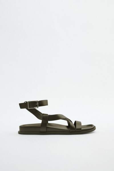 Sandales plates entrecroisées avec boucle, Zara, 39,95€