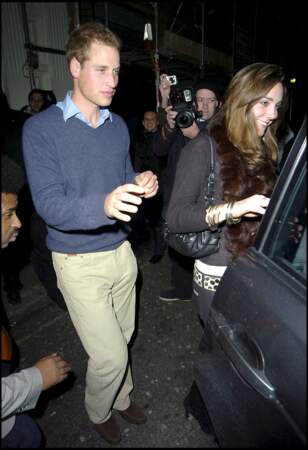 Le prince William avec Kate Middleton à la sortie du nightclub londonien Mahiki, en décembre 2006.