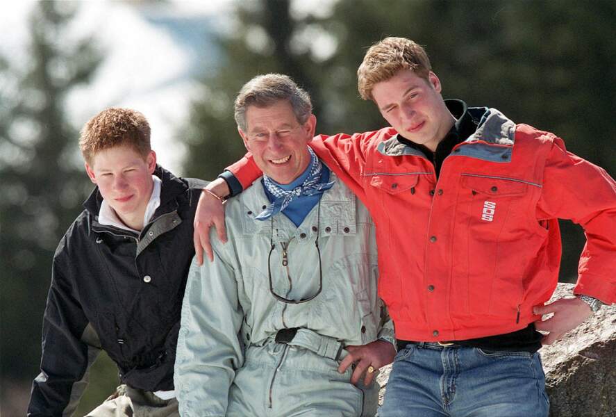 Le prince William, version surfeur des neiges, avec son père Charles et son frère Harry, lors de vacances à Klosters, en Suisse, en mars 2002.
