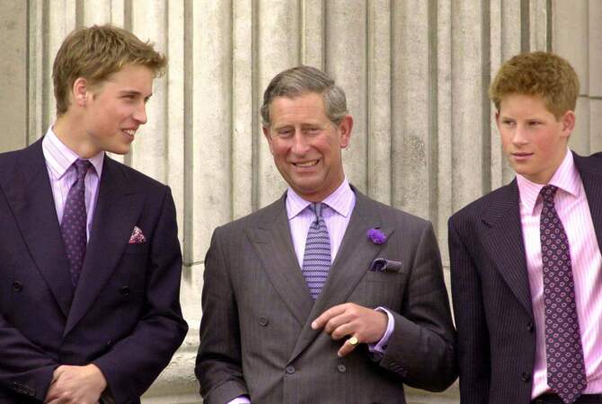 Le prince William réuni avec son père Charles et son frère Harry au balcon de Buckingham pour les 100 ans de son arrière-grand-mère, Queen Mum, en août 2000.