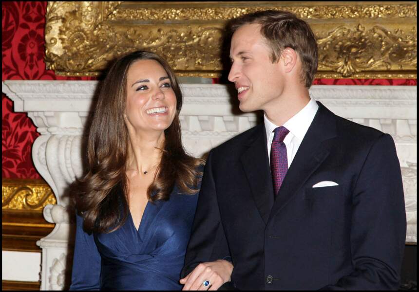Le prince William avec Kate Middleton, pour l'annonce de leurs fiançailles, au palais Saint James, à Londres, en novembre 2010. Le couple se mariera quatre mois plus tard, en avril 2011. Un drame pour les admiratrices de "Big Will".