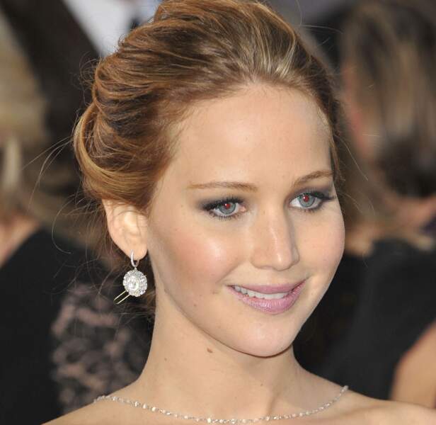 Bouche givrée avec un gloss irisé pour Jennifer Lawrence