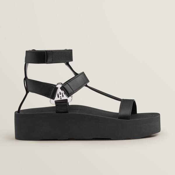 Sandale en veau coloris noir, Hermès, 790 €