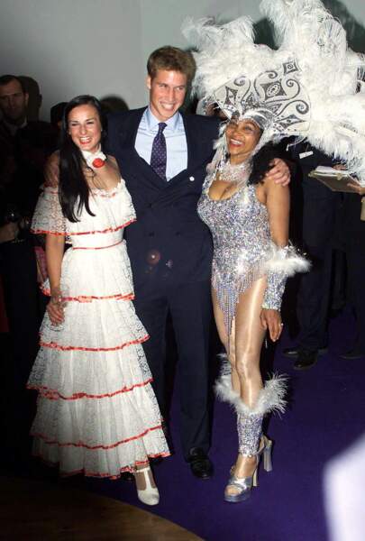 Le prince William, entouré de danseuses exotiques, à Edimbourg, en septembre 2001. Coquin !