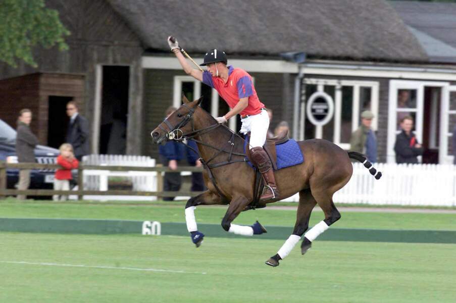 Le prince William, déjà champion de polo à 19 ans, en juillet 2001.