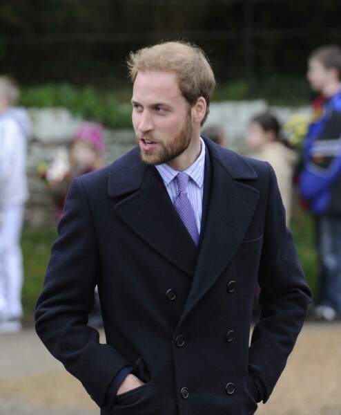 Le prince William, barbu, lors de la messe de Noël à Sandringham, en décembre 2008. Affolement général face à ce nouveau look testostéroné !