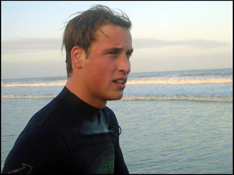 Le prince William sortant des eaux écossaises après avoir fait du surf, en novembre 2004.