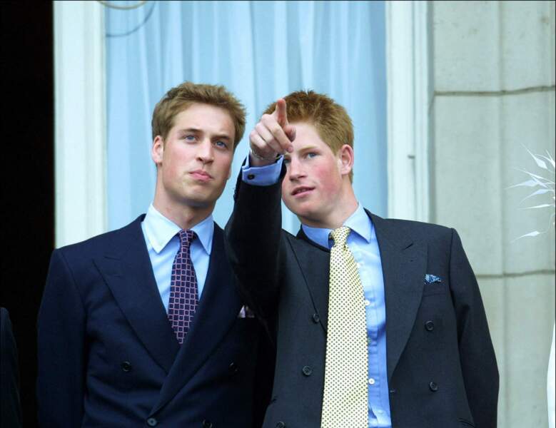 Le prince William avec son frère Harry au balcon de Buckingham pour le jubilé d'or d'Elizabeth II, en juin 2002.