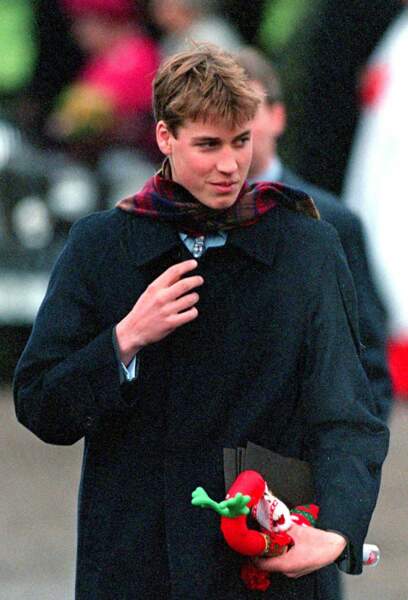 Le prince William à la messe de Noël de Sandringham, en décembre 1998. Dans ses mains, un sucre d'orge en peluche, cadeau d'une admiratrice. 