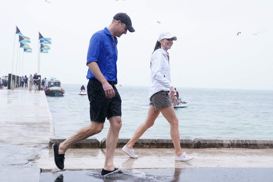 Kate Middleton en Superga et le Prince William assiste à une régates de voile aux Bahama, le 25 mars 2022.