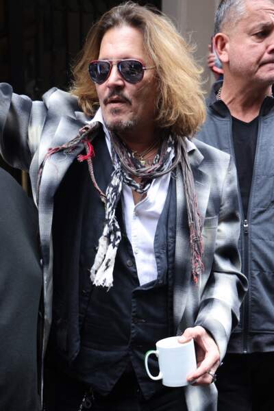 Johnny Depp assailli par ses fans à la sortie d'un hôtel de Londres, le 7 juin 2022