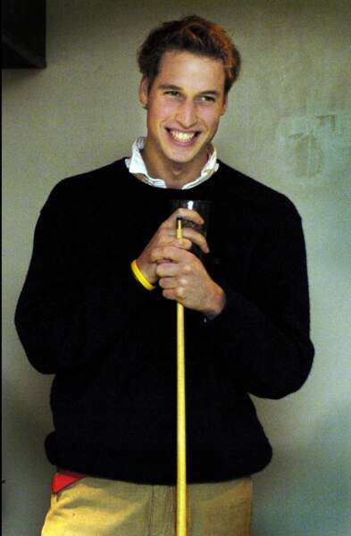 Le prince William, jouant au billard entre deux cours à l'université de Saint Andrews, en Ecosse, en novembre 2004. Irrésistible.