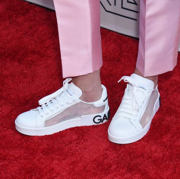 Sharon Stone portait des baskets, signées Dolce & Gabbana, marque dont elle est l'égérie, lors de la soirée de l'organisation Core, à Los Angeles le 10 juin 2022.